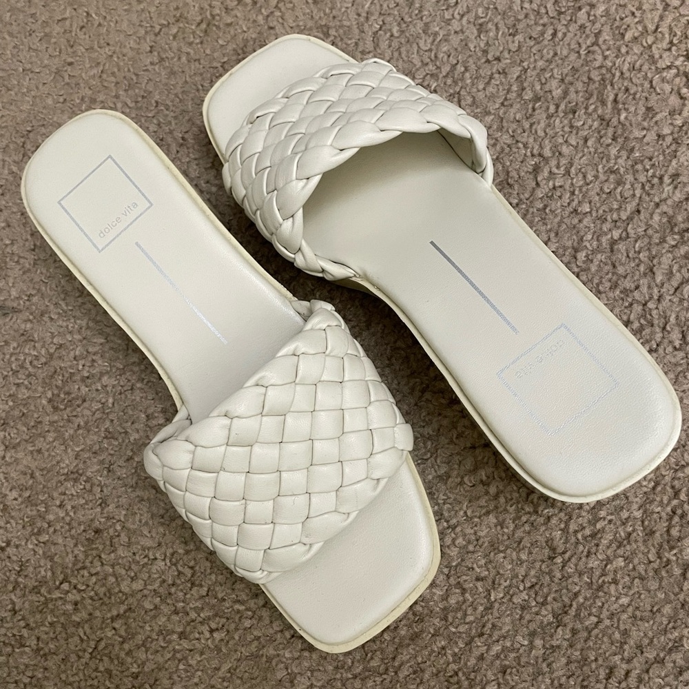 Dolce Vita Ivory V-Goldy Block Sandals Size 9